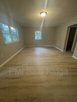 2020 Somerset Dr in Hendersonville, NC - Building Photo