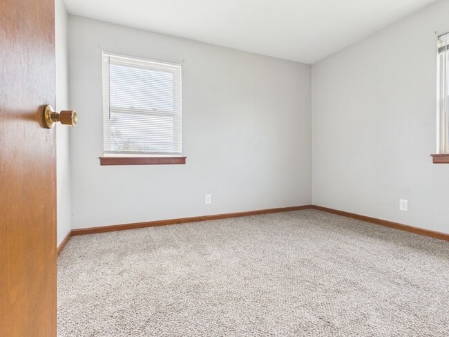 209 W Bridge St in Knob Noster, MO - Building Photo - Building Photo