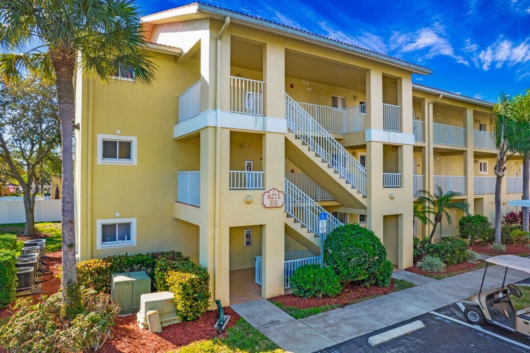 8271 Key Royal Cir in Naples, FL - Building Photo