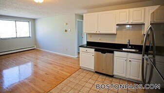 14 Murdock St, Unit 2-2 in Somerville, MA - Building Photo
