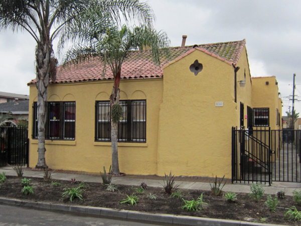 826-E 79th St in Los Angeles, CA - Building Photo