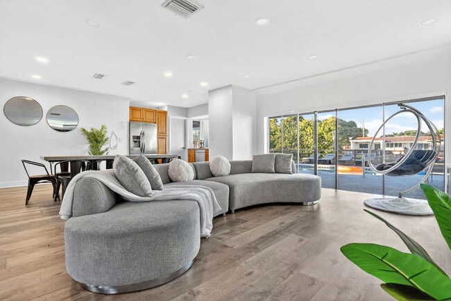 2365 NE 195th St in Miami, FL - Building Photo - Building Photo