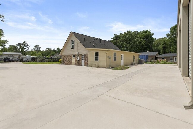 1903 Pinewoods Way in Spring, TX - Building Photo - Building Photo