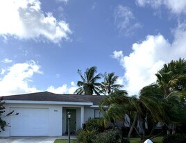 590 NE Lima Vias in Jensen Beach, FL - Building Photo