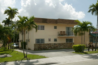 1643 SW 67th Ave in Miami, FL - Building Photo - Building Photo