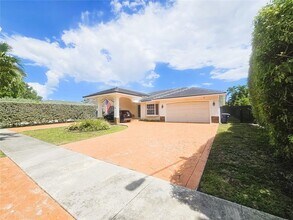 14256 SW 14th St in Miami, FL - Foto de edificio - Building Photo