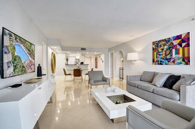 1717 N Bayshore Dr in Miami, FL - Building Photo - Building Photo