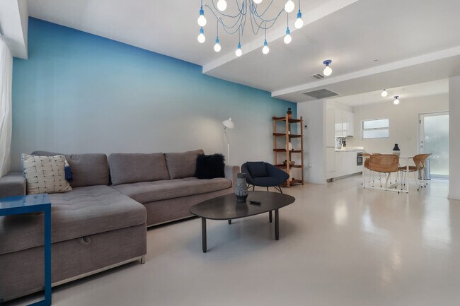 250 Collins Ave in Miami Beach, FL - Building Photo - Building Photo