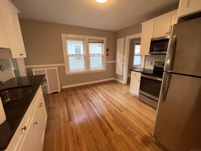 219 Quaker Ln S in West Hartford, CT - Building Photo - Building Photo