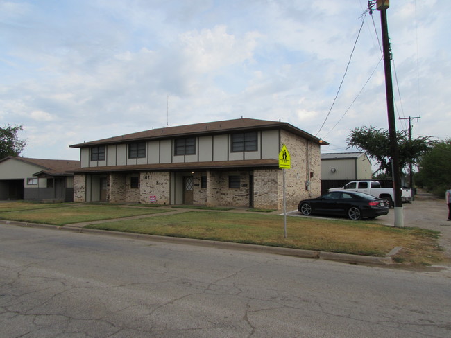 1021 1st St in Graham, TX - Building Photo - Building Photo