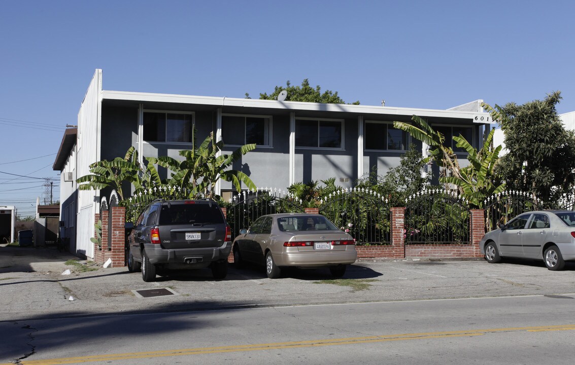 6019 Cahuenga Blvd in North Hollywood, CA - Foto de edificio