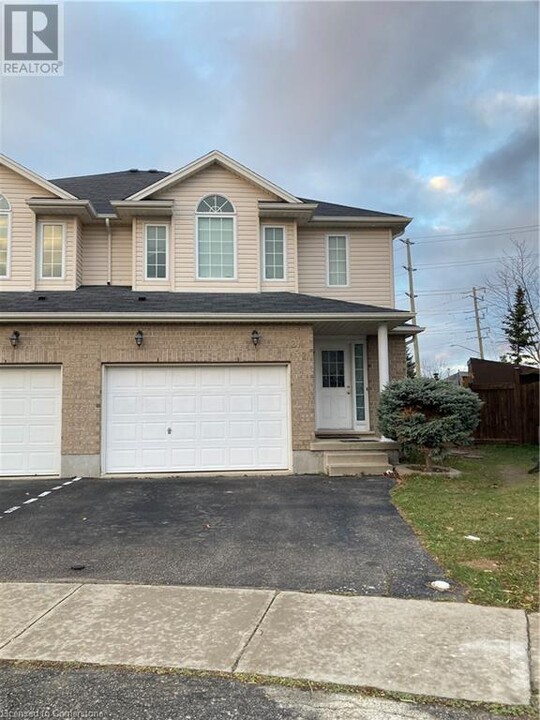 242 Buttercup Ct in Waterloo, ON - Building Photo