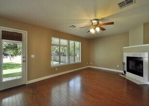 6150 Jumano Ln in Austin, TX - Foto de edificio - Building Photo