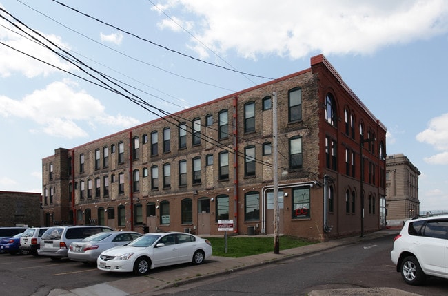 New York Apartments in Superior, WI - Foto de edificio - Building Photo