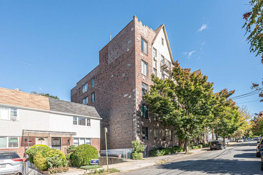 147-37 Beech Ave in Flushing, NY - Building Photo