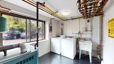 200 W Wyoming Ave, Unit 19 in Melrose, MA - Foto de edificio - Building Photo
