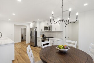 19119 Ingomar St in Reseda, CA - Foto de edificio - Building Photo