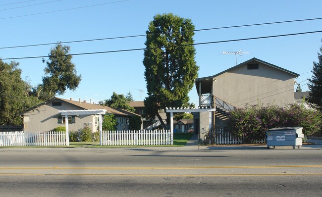 2389-2391 Moorpark Ave in San Jose, CA - Foto de edificio - Building Photo