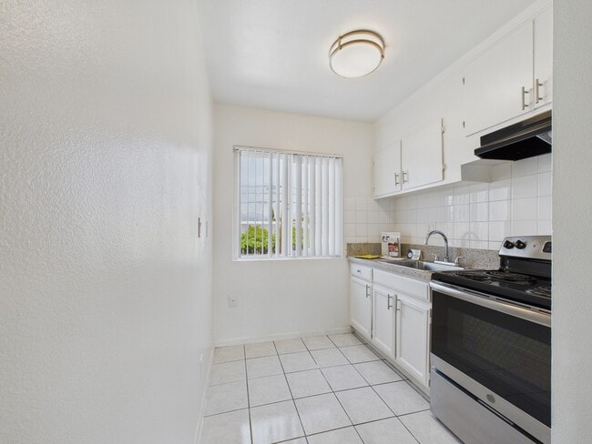 Woodman Apartments in Arleta, CA - Foto de edificio - Building Photo