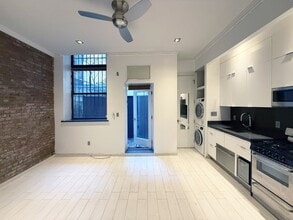 7 E 75th St, Unit LB in New York, NY - Foto de edificio - Building Photo