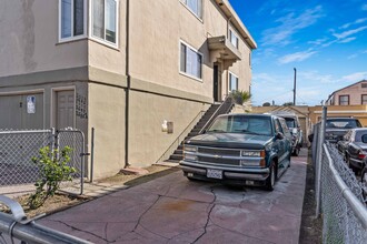 2684 Havenscourt Blvd in Oakland, CA - Building Photo - Building Photo