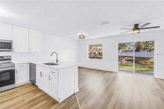 8517 Edgewater Pl Blvd in Tampa, FL - Foto de edificio - Building Photo