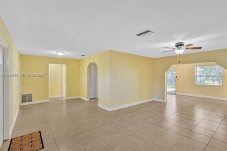 7131 NW 24th Pl in Sunrise, FL - Building Photo - Building Photo