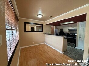 11610 Vance Jackson Rd in San Antonio, TX - Foto de edificio - Building Photo