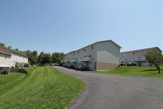 Colonial Apartment Complex in Jonesborough, TN - Foto de edificio - Building Photo