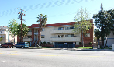 Castle Court in Van Nuys, CA - Building Photo - Building Photo