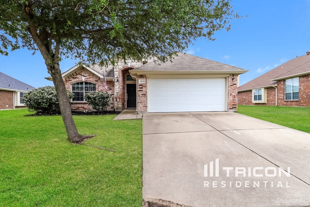 1319 Lake Forest Dr in Grand Prairie, TX - Building Photo