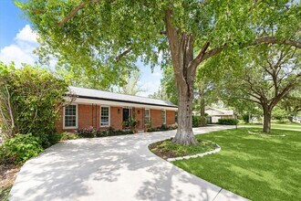 1902 Chimney Rock Rd in Houston, TX - Building Photo - Building Photo