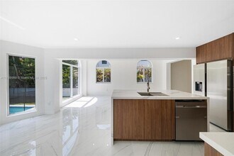242 Palm Ave in Miami Beach, FL - Foto de edificio - Building Photo