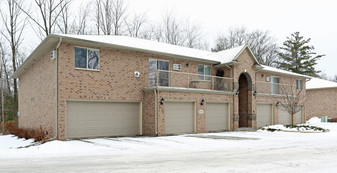 Snowshoe Estates in Suamico, WI - Foto de edificio - Building Photo