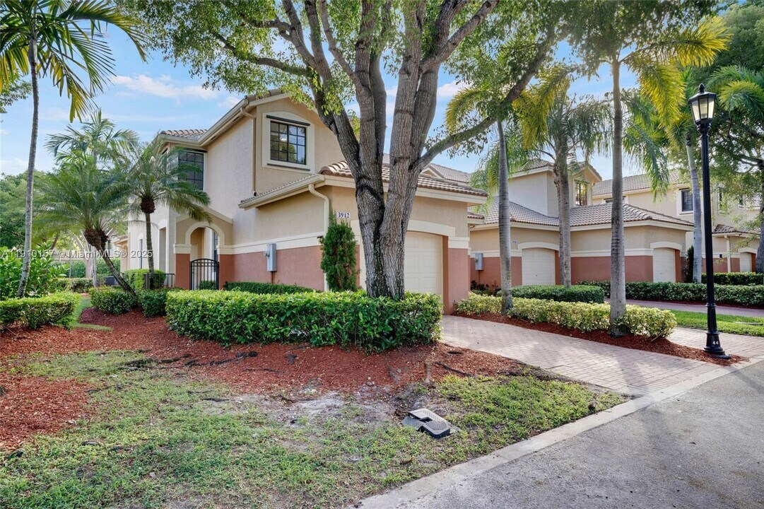 3912 Tree Top Dr in Weston, FL - Building Photo