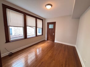 3054 N Milwaukee Ave, Unit 2 in Chicago, IL - Foto de edificio - Building Photo