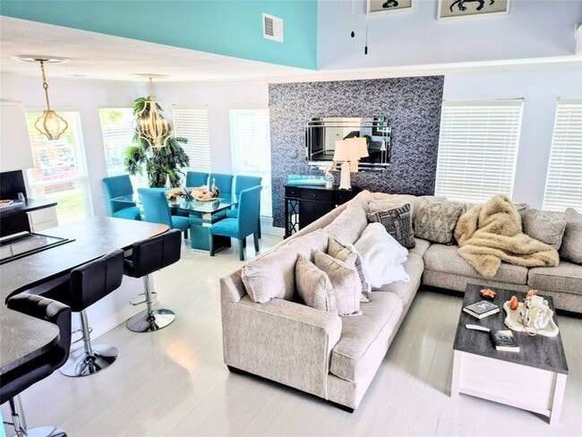 1122 Makatea St in Tiki Island, TX - Building Photo - Building Photo