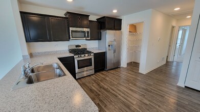200 Goldenrod Dr in Elgin, IL - Building Photo - Building Photo
