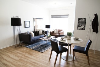 8 Street Apartments in Omaha, NE - Foto de edificio - Building Photo