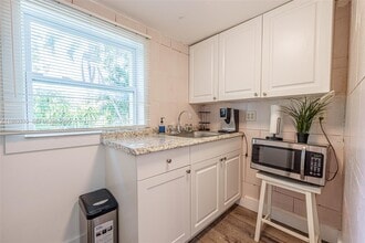 528 SW 21st Ave in Miami, FL - Building Photo - Building Photo