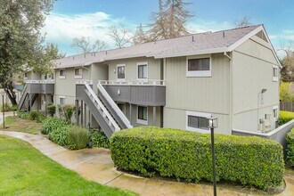 ELLINGTON APARTMENTS in Davis, CA - Foto de edificio - Building Photo