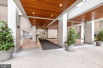 224 W Rittenhouse Sq, Unit 1717 in Philadelphia, PA - Building Photo - Building Photo