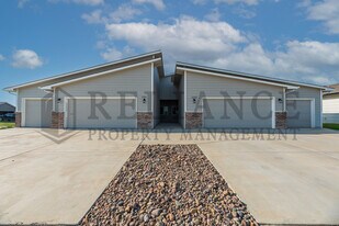 5281 N Toben Ct in Bel Aire, KS - Building Photo