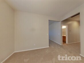 6410 S 72nd Ln in Phoenix, AZ - Foto de edificio - Building Photo