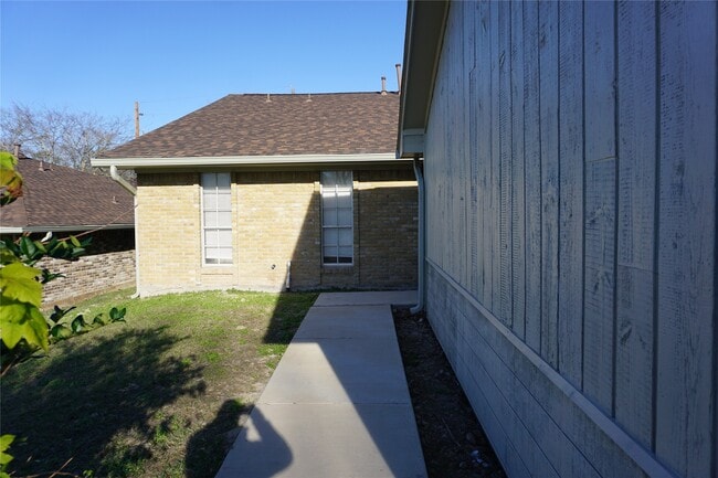 1915 Normal Park Dr in Huntsville, TX - Building Photo - Building Photo