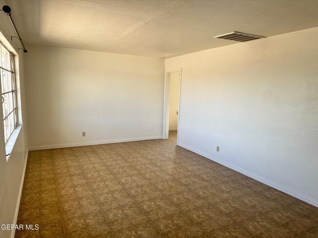 9009 Mt Etna Dr in El Paso, TX - Building Photo - Building Photo