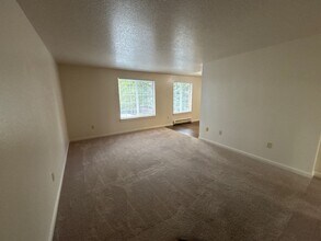 907 Bryan Ct in Silverton, OR - Building Photo - Building Photo