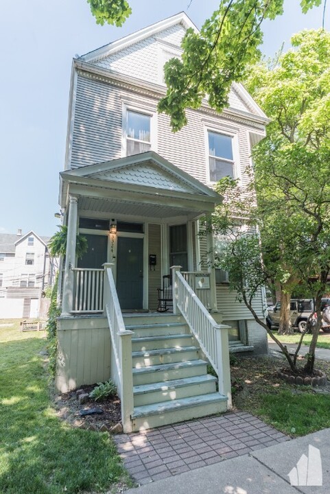 3324 N Ravenswood Ave-Unit -1TV in Chicago, IL - Building Photo