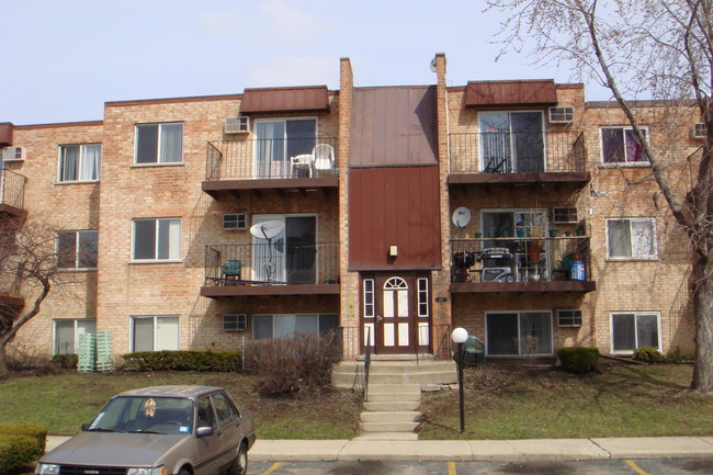 321 Hawthorne Cir in Mount Prospect, IL - Building Photo - Building Photo