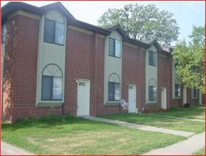 Knoll's Condos in Newton, IA - Building Photo - Building Photo